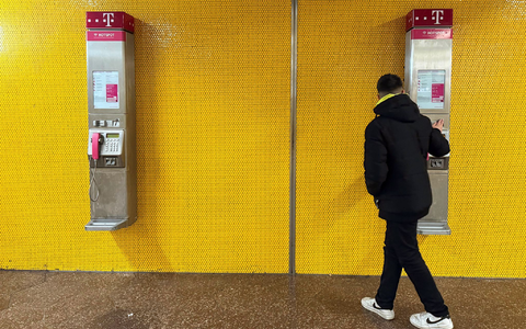 Zwei Wandtelefone am Bochumer Hauptbahnhof - mancher Passant bleibt stehen und blickt verwundert auf die alte Technik. - Foto: Wolf von Dewitz/dpa