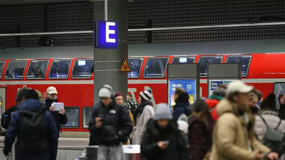 Reisende vor einem Regionalzug (Archiv) - Bild: via dts Nachrichtenagentur
