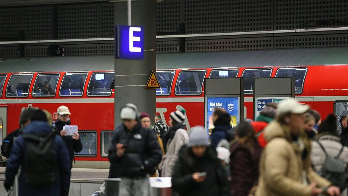 Reisende vor einem Regionalzug (Archiv) - Foto: via dts Nachrichtenagentur