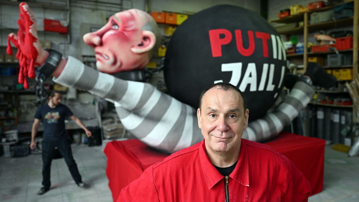 Tilly kontert Moskauer «Schauprozess»: Retourkutsche in Pappmaché  - Foto: Federico Gambarini/dpa