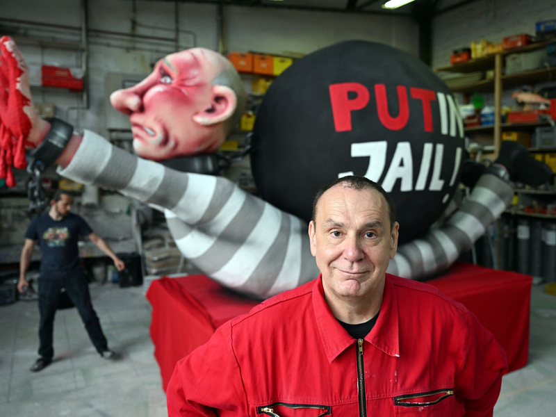 Tilly kontert Moskauer «Schauprozess»: Retourkutsche in Pappmaché  - Foto: Federico Gambarini/dpa