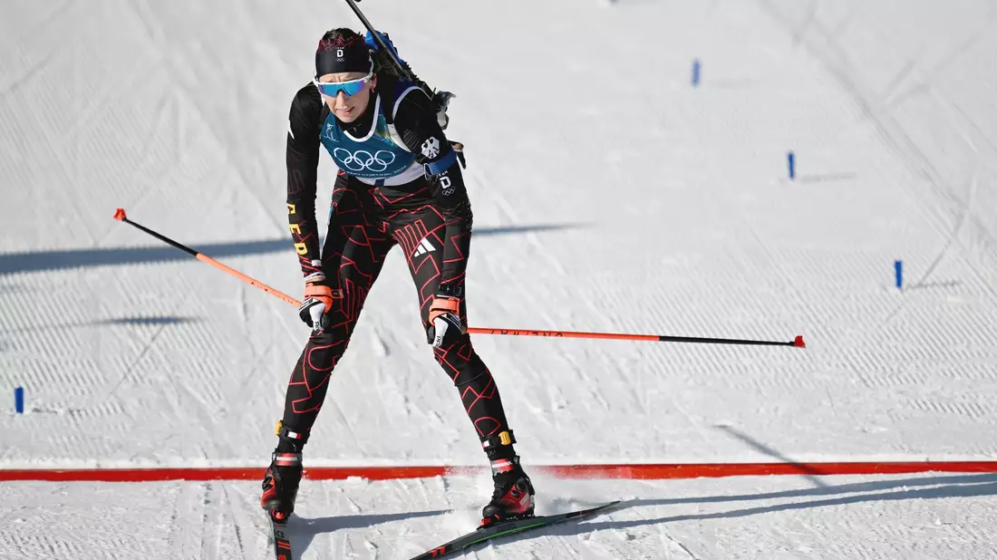 Wieder keine Medaille: Franziska Preuß läuft in der Verfolgung ins Ziel. - Bild: Hendrik Schmidt/dpa