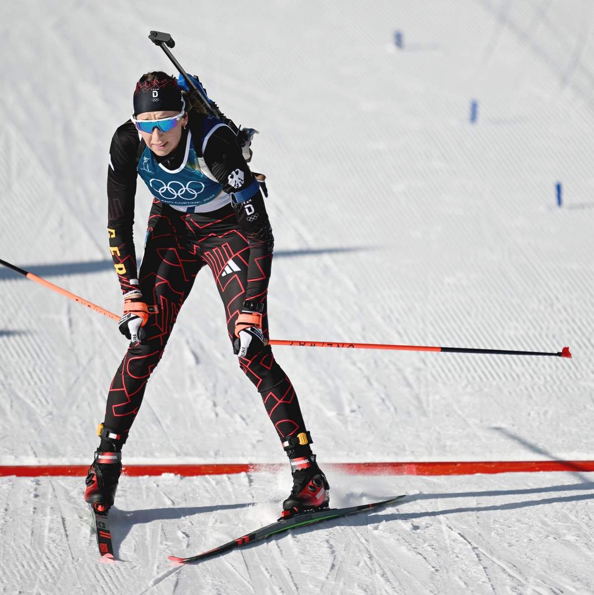 Wieder keine Medaille: Franziska Preuß läuft in der Verfolgung ins Ziel. - Foto: Hendrik Schmidt/dpa