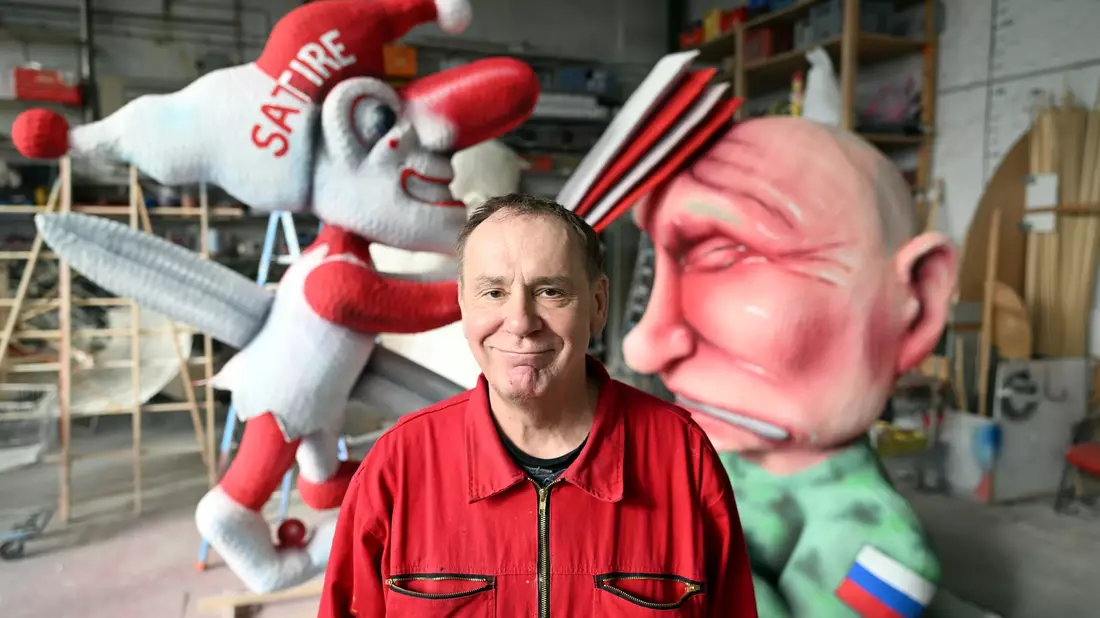 Jacques Tilly, Wagenbauer, steht vor seinem Putin-Motiv für den Rosenmontagszug. - Bild: Federico Gambarini/dpa