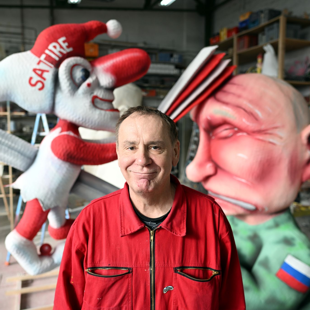 Jacques Tilly, Wagenbauer, steht vor seinem Putin-Motiv für den Rosenmontagszug. - Foto: Federico Gambarini/dpa