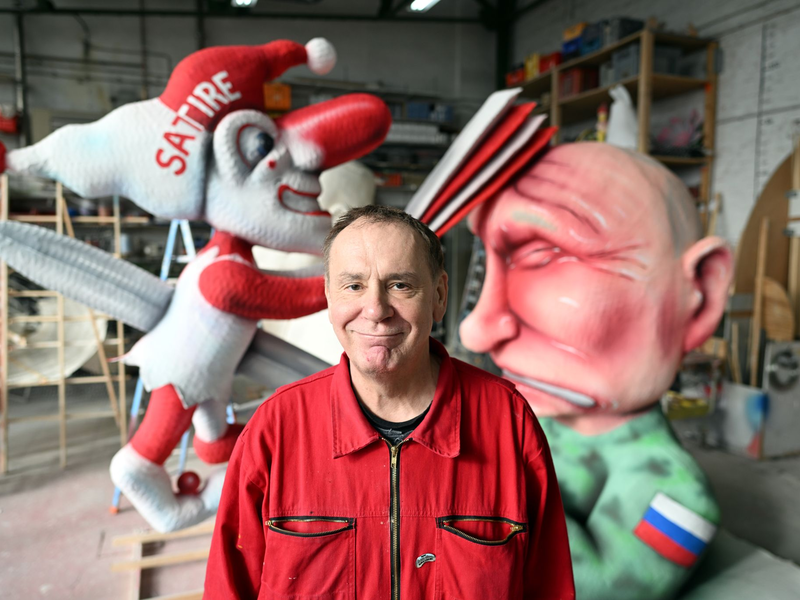 Jacques Tilly, Wagenbauer, steht vor seinem Putin-Motiv für den Rosenmontagszug. - Foto: Federico Gambarini/dpa