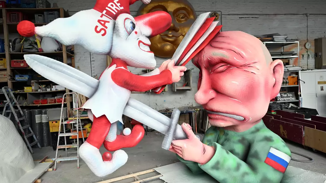 Die Figuren für ein Putin-Motiv für den Rosenmontagszug stehen in der Werkstatt.  - Bild: Federico Gambarini/dpa