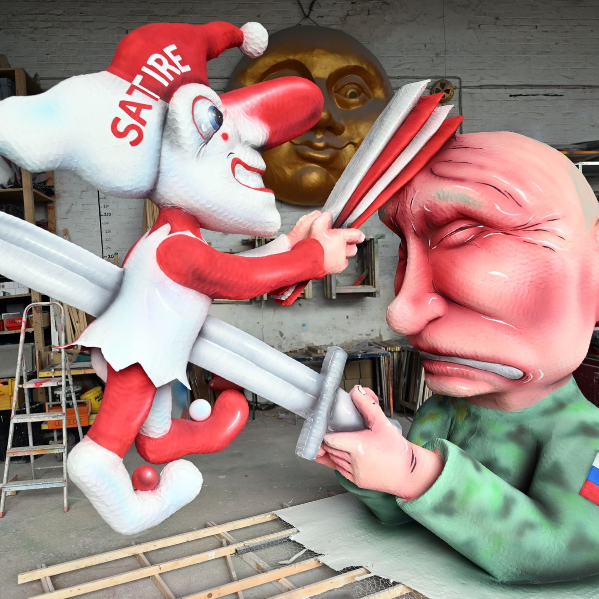 Die Figuren für ein Putin-Motiv für den Rosenmontagszug stehen in der Werkstatt.  - Foto: Federico Gambarini/dpa