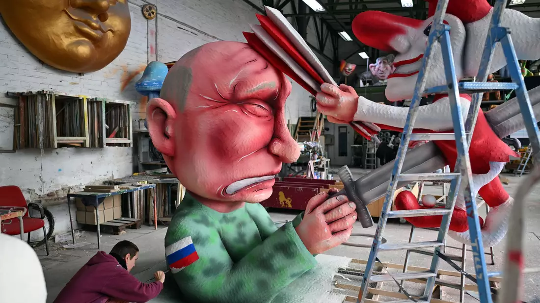 Für den Rosenmontagszug in Düsseldorf hat Wagenbauer Jacques Tilly Figuren mit einem Putin-Motiv entworfen.  - Bild: Federico Gambarini/dpa