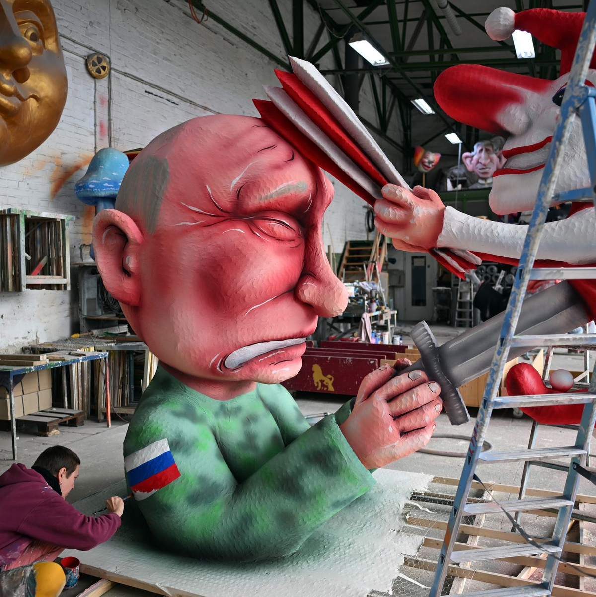 Für den Rosenmontagszug in Düsseldorf hat Wagenbauer Jacques Tilly Figuren mit einem Putin-Motiv entworfen.  - Foto: Federico Gambarini/dpa