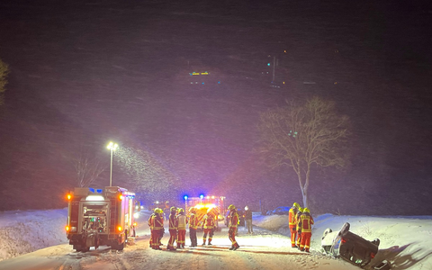POL-GM: Autofahrer rutscht auf schneeglatter Straße in den Graben - Foto: presseportal.de