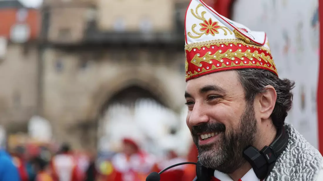 Marc Michelske ist der Leiter des Kölner Rosenmontagszugs. Dass es am Sonntagabend noch geschneit hat, war für ihn kein Problem. - Bild: Oliver Berg/dpa