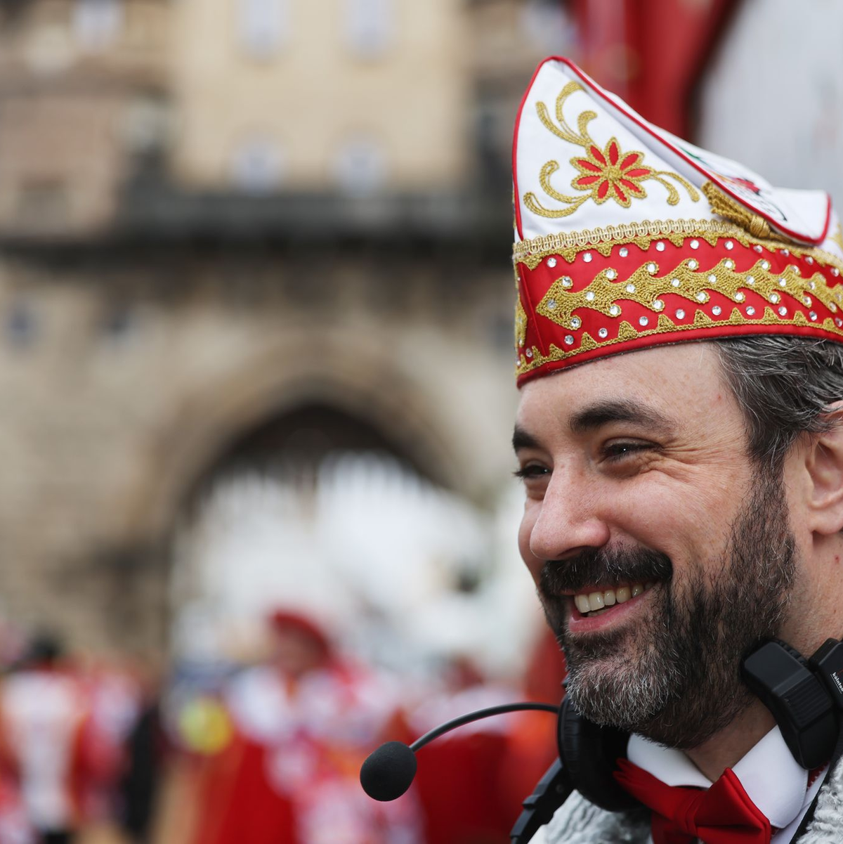 Marc Michelske ist der Leiter des Kölner Rosenmontagszugs. Dass es am Sonntagabend noch geschneit hat, war für ihn kein Problem. - Foto: Oliver Berg/dpa