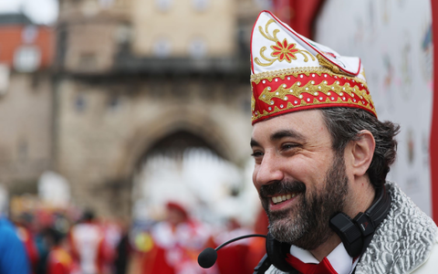 Marc Michelske ist der Leiter des Kölner Rosenmontagszugs. Dass es am Sonntagabend noch geschneit hat, war für ihn kein Problem. - Foto: Oliver Berg/dpa