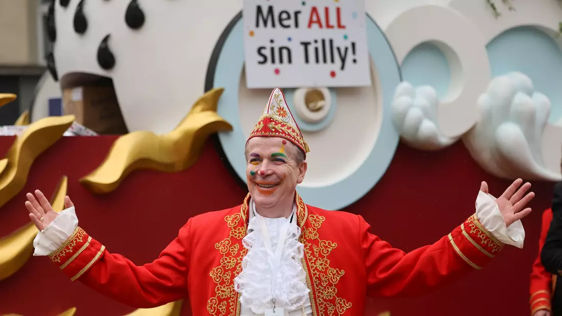 Der Kölner Karnevalspräsident Christoph Kuckelkorn solidarisiert sich mit dem Spruch «Met all sin Tilly» mit dem Düsseldorfer Wagenbauer Jacques Tilly.    - Bild: Oliver Berg/dpa
