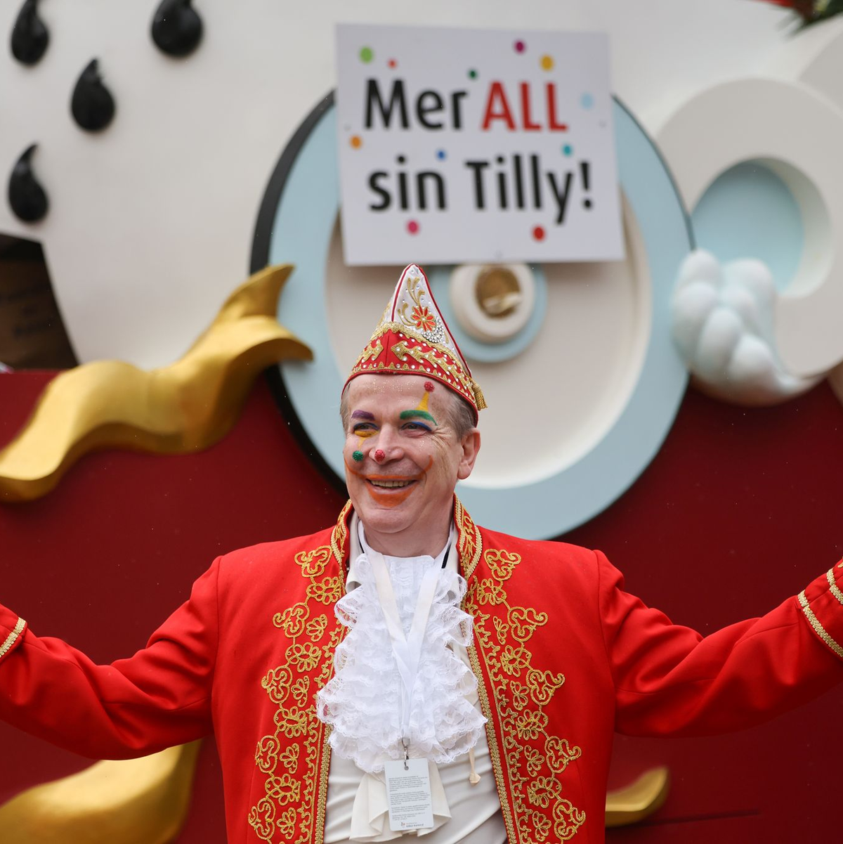 Der Kölner Karnevalspräsident Christoph Kuckelkorn solidarisiert sich mit dem Spruch «Met all sin Tilly» mit dem Düsseldorfer Wagenbauer Jacques Tilly.    - Foto: Oliver Berg/dpa