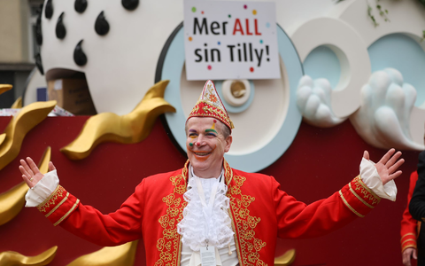 Der Kölner Karnevalspräsident Christoph Kuckelkorn solidarisiert sich mit dem Spruch «Met all sin Tilly» mit dem Düsseldorfer Wagenbauer Jacques Tilly.    - Foto: Oliver Berg/dpa