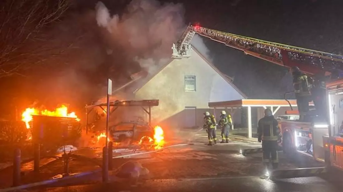 POL-ROW: ++ Zwei Fahrzeuge brennen - Feuer greift auf Carport und Wohnhaus über ++ Zigarettenautomat entwendet ++ - Bild: presseportal.de