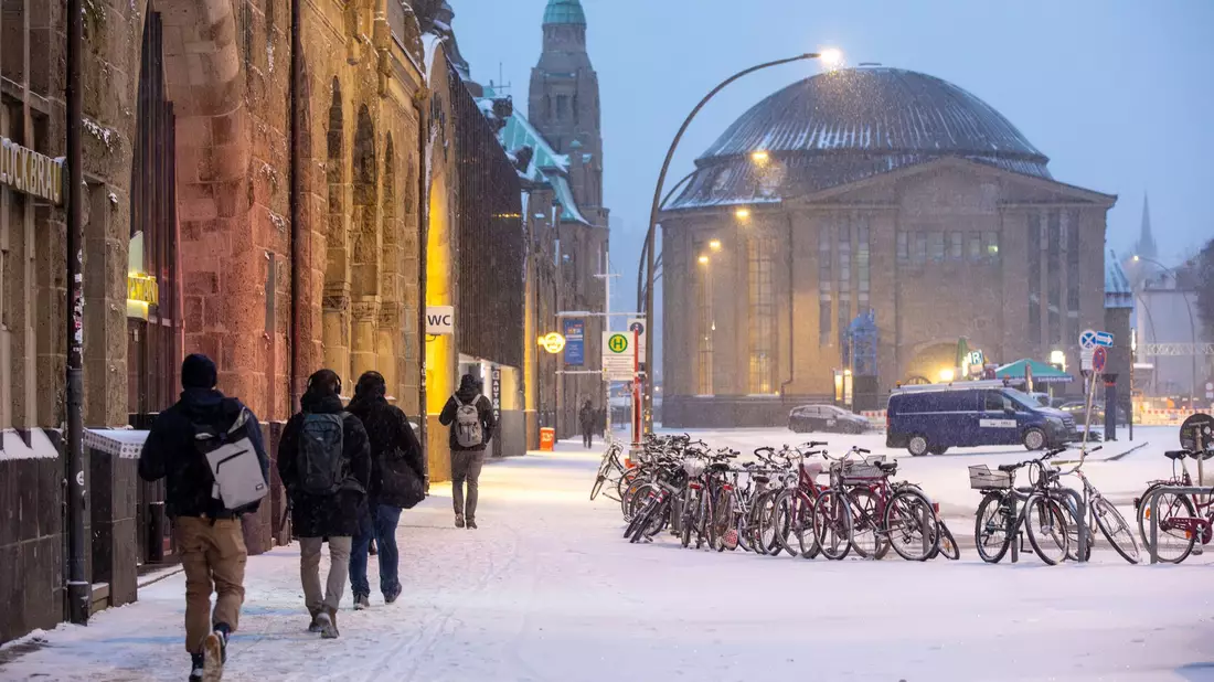 Auch in Hamburg liegt Schnee. - Bild: Bodo Marks/dpa