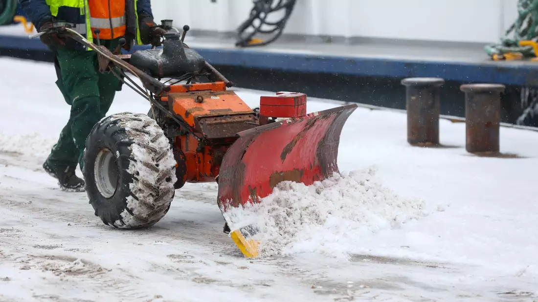 Der Winterdienst ist vielerorts im Einsatz, hier in Hamburg. - Bild: Bodo Marks/dpa