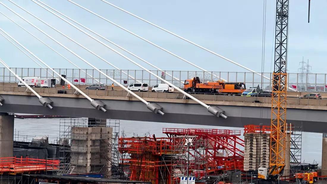 Die Leverkusener Rheinbrücke war stundenlang wegen herabfallender Eisstücke gesperrt.  - Bild: Roberto Pfeil/dpa