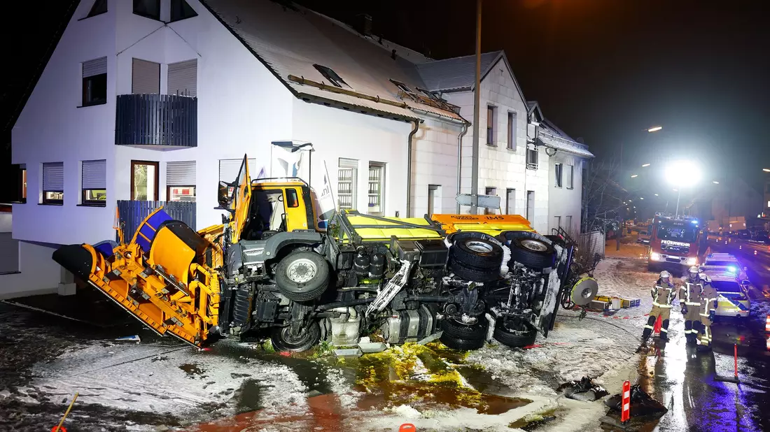 Ein Schneepflug geriet in Mittelfranken in Bayern bei Neuschnee und Glätte ins Schleudern und prallte gegen eine Hauswand. - Bild: David Oßwald/dpa