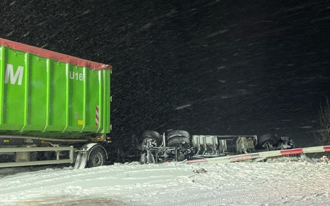 LPI-EF: LKW durchbricht Leitplanke und stürzt Böschung hinab - Foto: presseportal.de