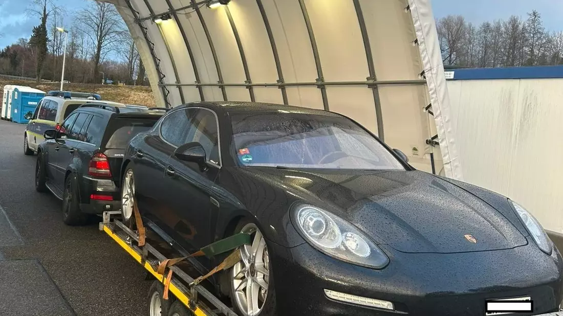 HZA-UL: Kontrollen auf der A96/Nicht bezahlt: Zoll behält geschmuggelten Porsche ein - Bild: presseportal.de