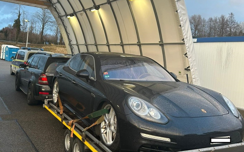 HZA-UL: Kontrollen auf der A96/Nicht bezahlt: Zoll behält geschmuggelten Porsche ein - Foto: presseportal.de