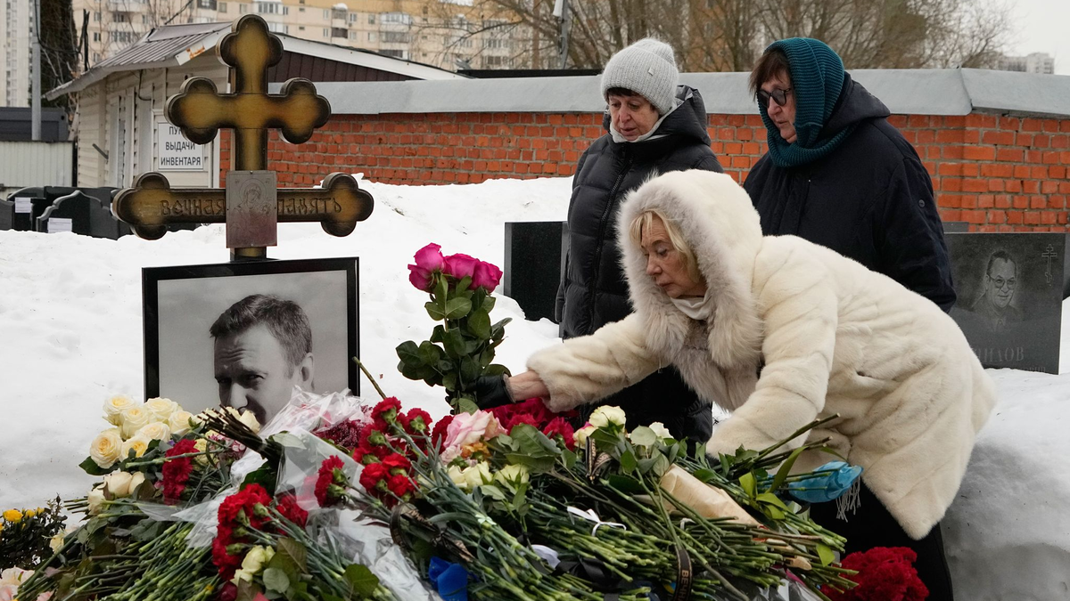 Am Borissowskoje-Friedhof in Moskau, wo Alexej Nawalnys Grab ist, können Menschen Blumen niederlegen. Der Kreml weist Vorwürfe westlicher Politiker zurück, dass Nawalny vergiftet worden sei.  - Foto: Alexander Zemlianichenko/AP/dpa