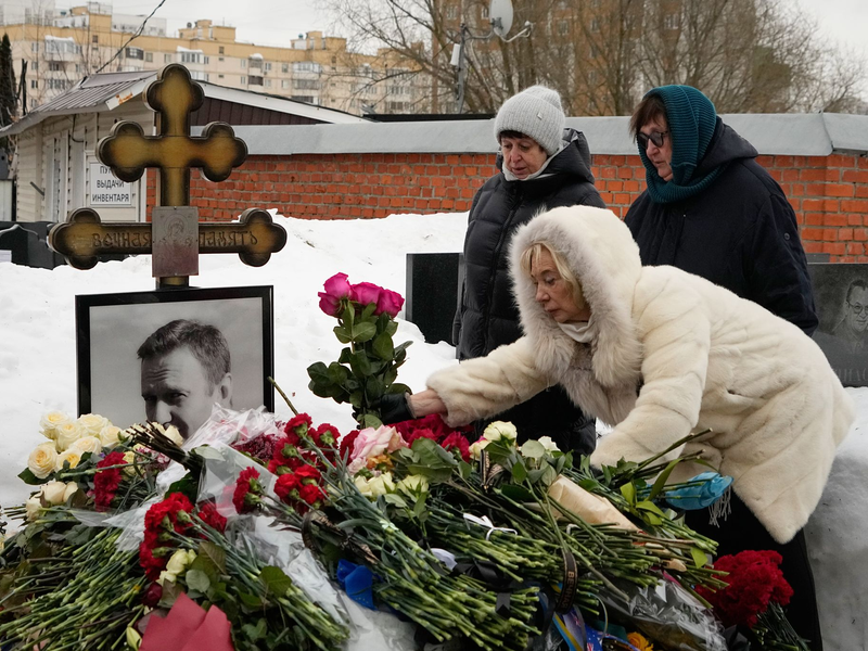 Am Borissowskoje-Friedhof in Moskau, wo Alexej Nawalnys Grab ist, können Menschen Blumen niederlegen. Der Kreml weist Vorwürfe westlicher Politiker zurück, dass Nawalny vergiftet worden sei. - Foto: Alexander Zemlianichenko/AP/dpa