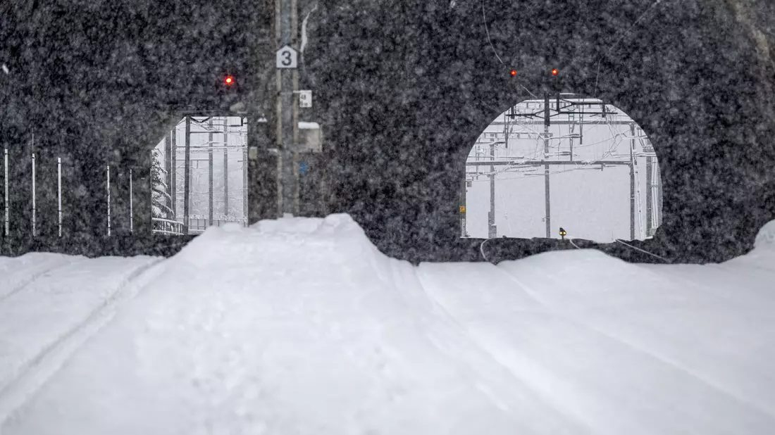 Im Bahnhof Goppenstein stehen die Ausfahrsignale auf Rot. Wegen eines entgleisten Zugs ist eine Bahnstrecke unterbrochen.  - Bild: Peter Schneider/KEYSTONE/dpa