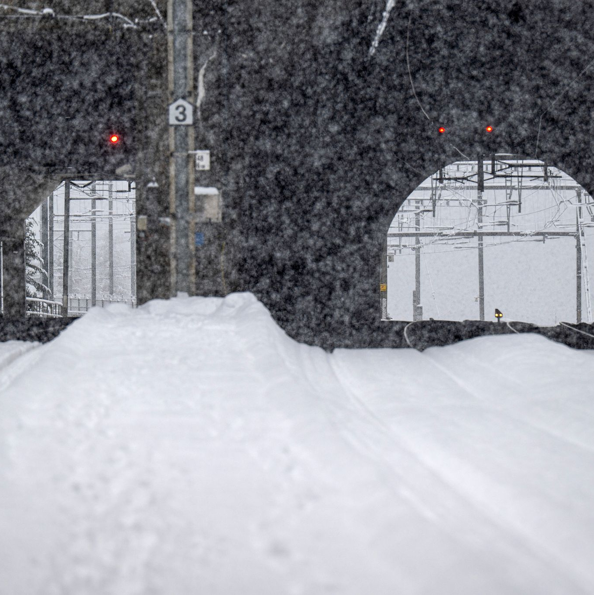 Im Bahnhof Goppenstein stehen die Ausfahrsignale auf Rot. Wegen eines entgleisten Zugs ist eine Bahnstrecke unterbrochen.  - Foto: Peter Schneider/KEYSTONE/dpa