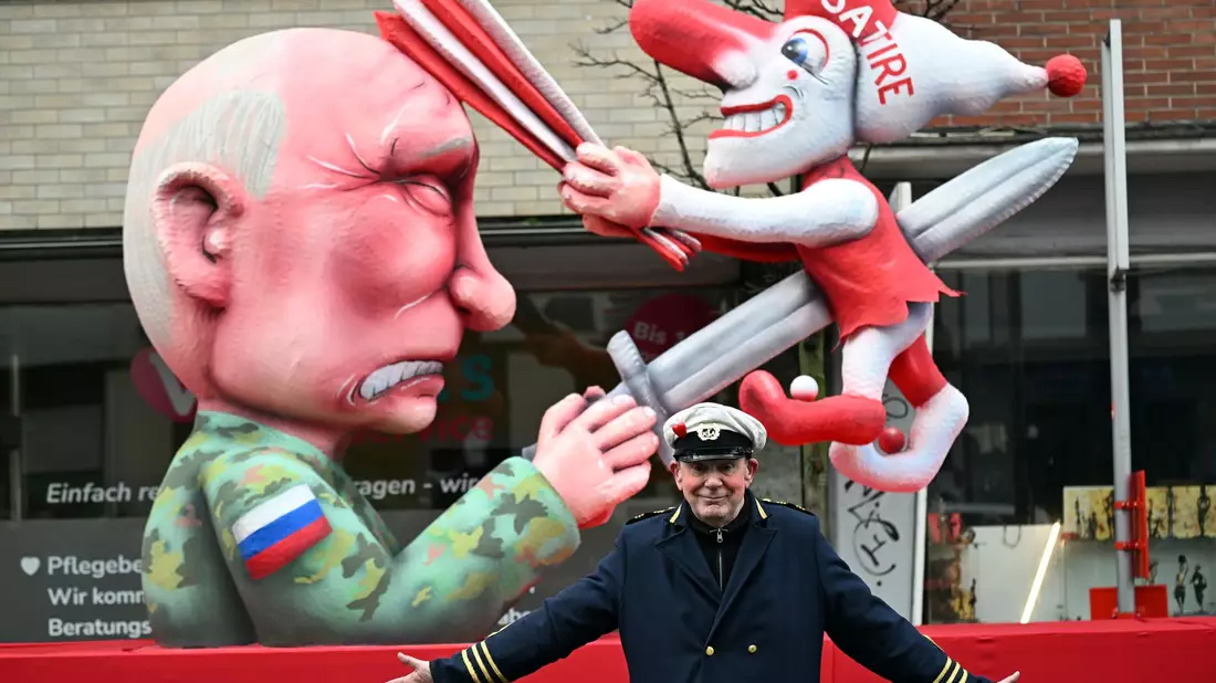 Der Düsseldorfer Karnevalswagenbauer Jacques Tilly lässt sich nicht dadurch einschüchtern, dass er in Russland angeklagt worden ist. - Bild: Federico Gambarini/dpa
