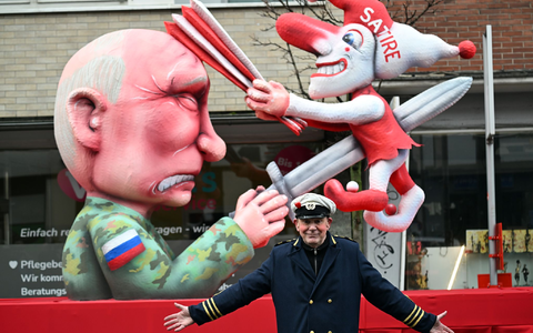 Der Düsseldorfer Karnevalswagenbauer Jacques Tilly lässt sich nicht dadurch einschüchtern, dass er in Russland angeklagt worden ist. - Foto: Federico Gambarini/dpa