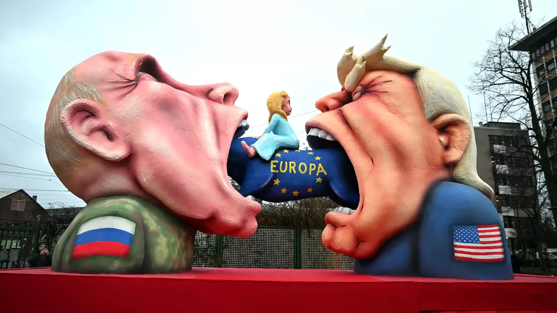 Putin und Trump verspeisen Europa im Düsseldorfer Rosenmontagszug.  - Bild: Federico Gambarini/dpa