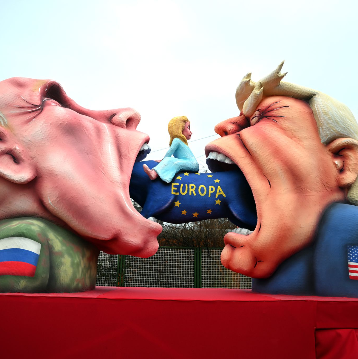Putin und Trump verspeisen Europa im Düsseldorfer Rosenmontagszug.  - Foto: Federico Gambarini/dpa