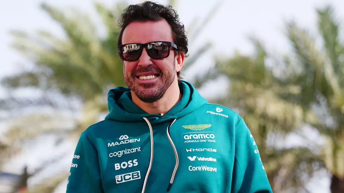 Fernando Alonso kann die Regeldebatte nichts anhaben. (Archivbild) - Bild: Bradley Collyer/PA Wire/dpa