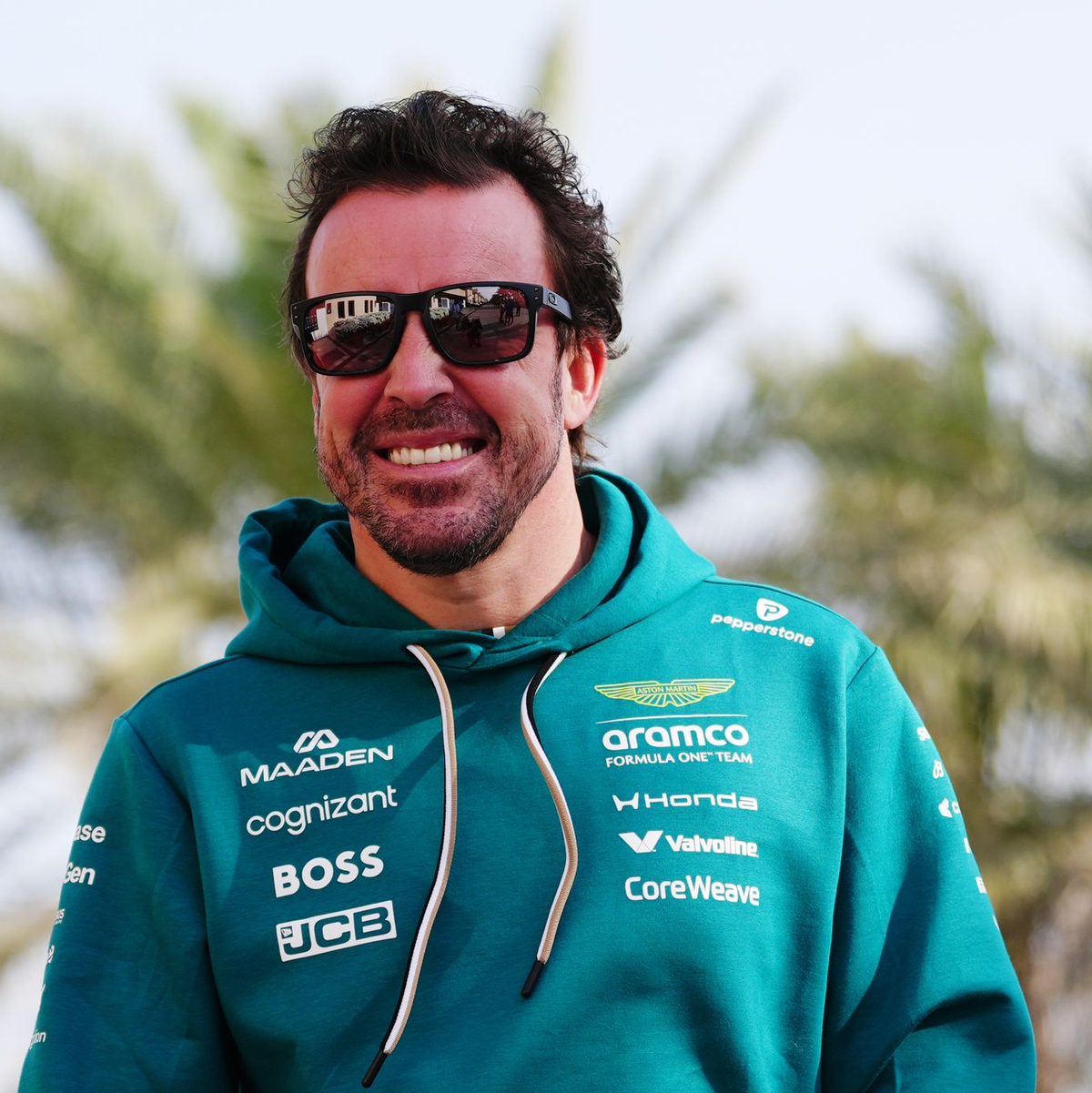 Fernando Alonso kann die Regeldebatte nichts anhaben. (Archivbild) - Foto: Bradley Collyer/PA Wire/dpa