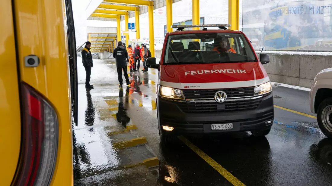 Eine verletzte Person musste zur Behandlung ins Krankenhaus. - Bild: Peter Schneider/KEYSTONE/dpa