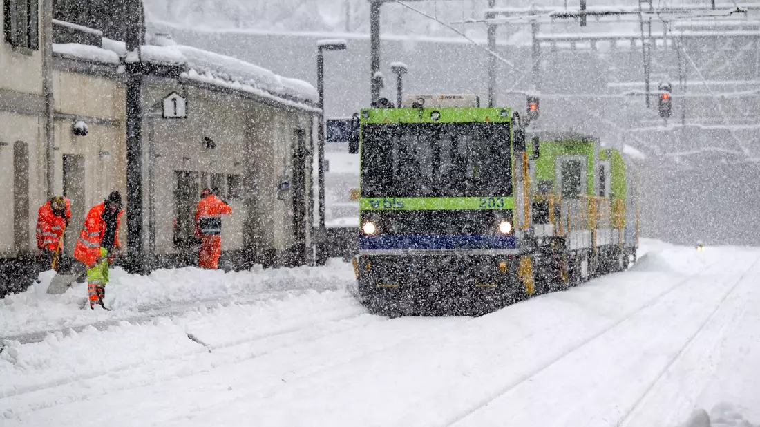 Wegen der großen Schneemengen herrscht große Lawinengefahr. - Bild: Peter Schneider/KEYSTONE/dpa