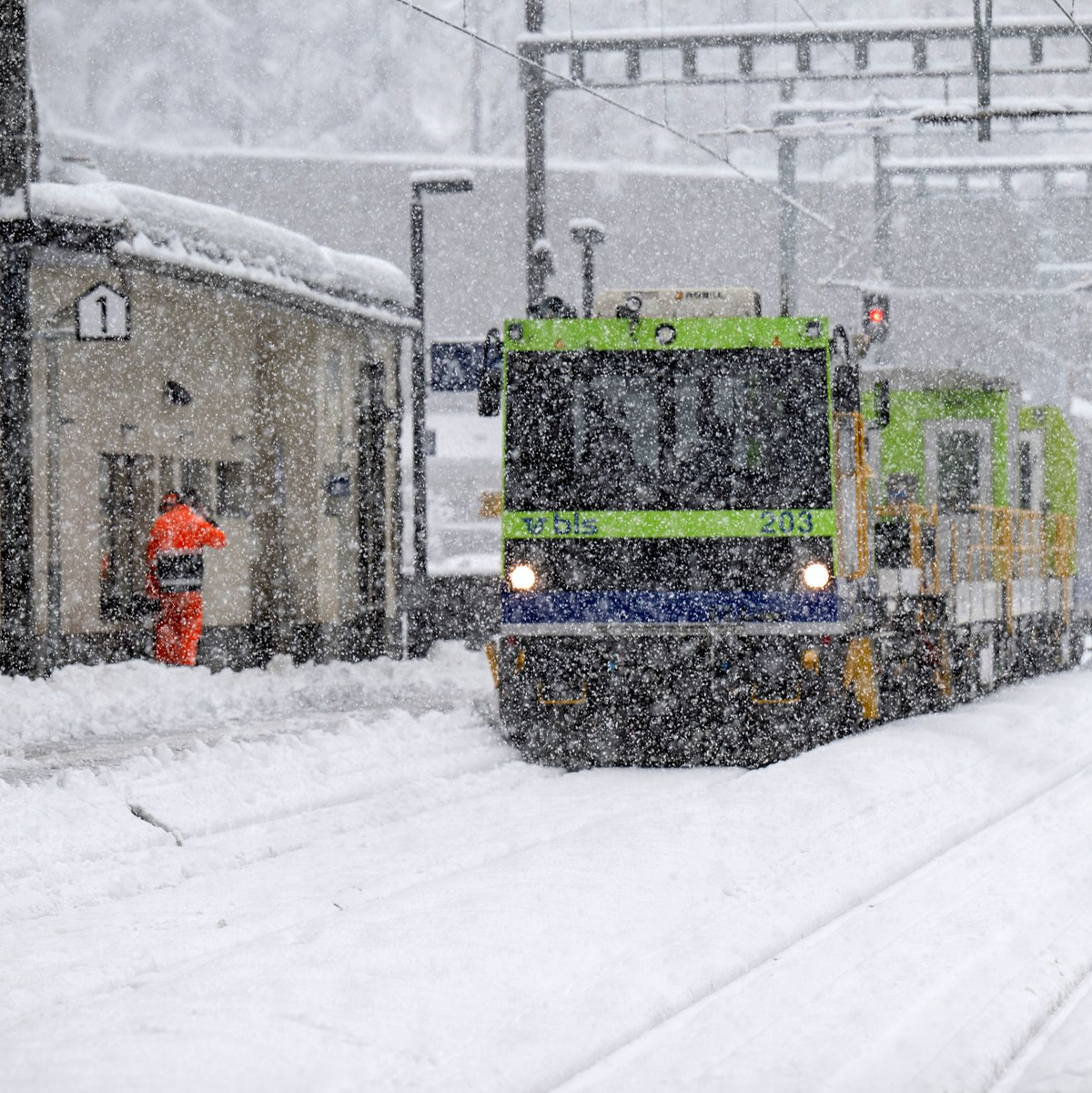 Wegen der großen Schneemengen herrscht große Lawinengefahr. - Foto: Peter Schneider/KEYSTONE/dpa
