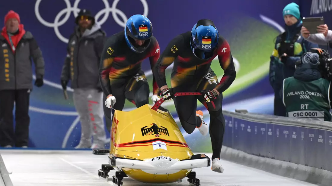 Johannes Lochner (Pilot) und Georg Fleischhauer (Deutschland) legten gleich im ersten Lauf Start- und Bahnrekord hin.  - Bild: Robert Michael/dpa