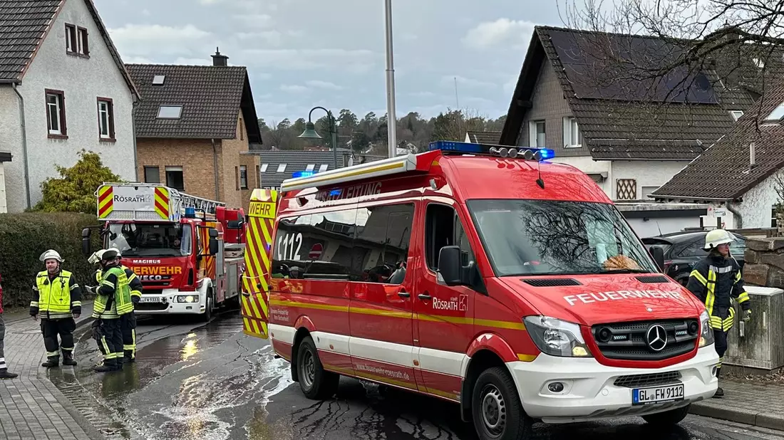 FW Rösrath: Brand in Lüftungsanlage - Feuerwehreinsatz während Forsbacher Karnevalszug - Bild: presseportal.de