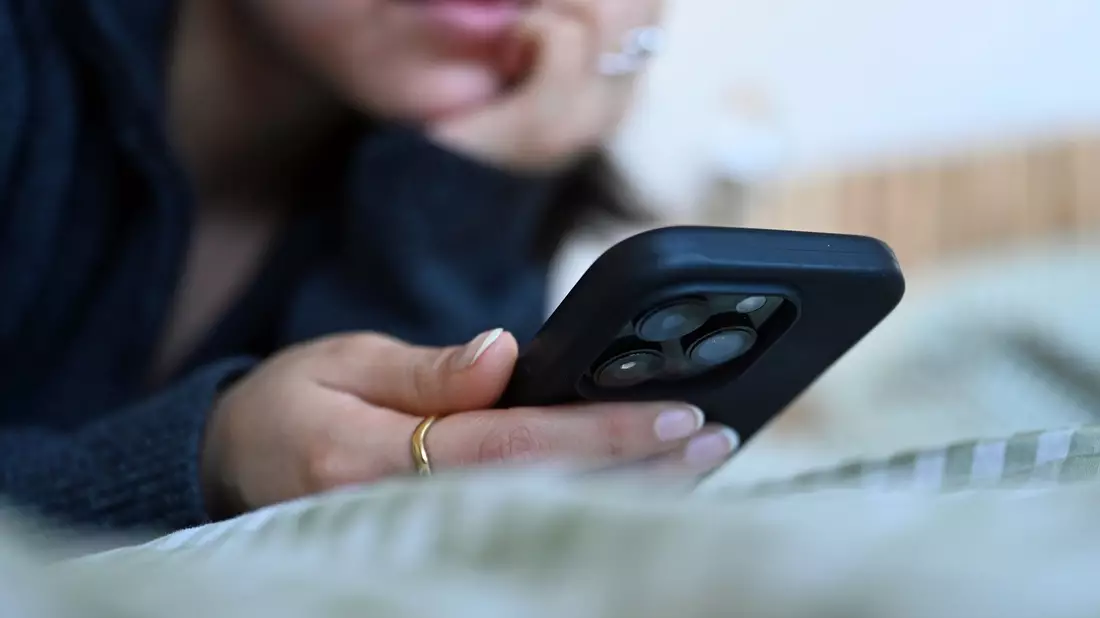 Immer mehr Jugendliche nutzen ihr Handy in problematischem Ausmaß. (Illustration) - Bild: Elisa Schu/dpa