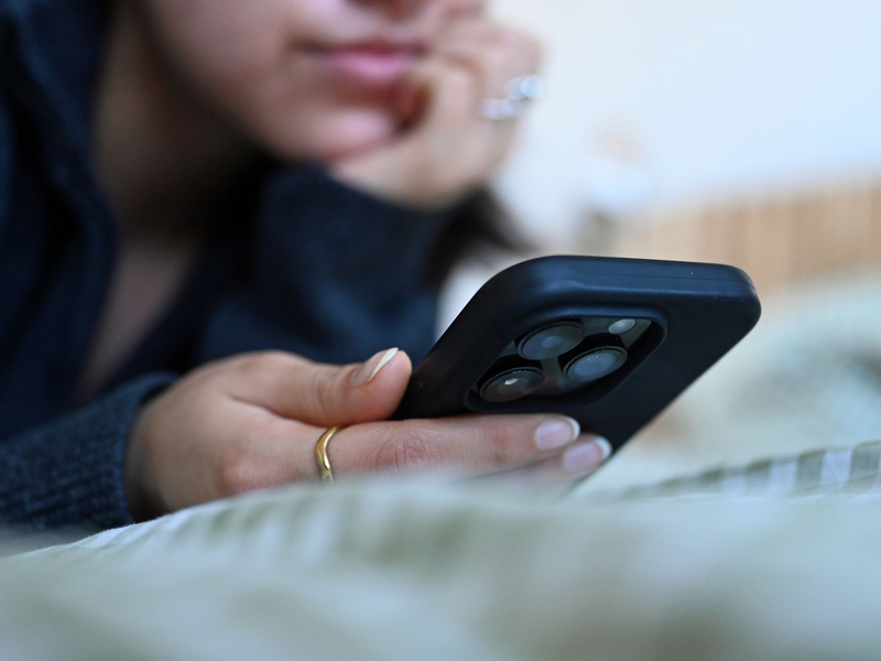 Immer mehr Jugendliche nutzen ihr Handy in problematischem Ausmaß. (Illustration) - Foto: Elisa Schu/dpa