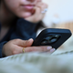 Immer mehr Jugendliche nutzen ihr Handy in problematischem Ausmaß. (Illustration) - Foto: Elisa Schu/dpa