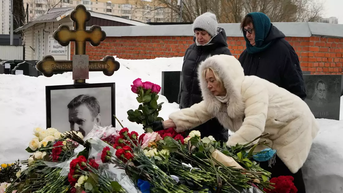 Angehörige des vor zwei Jahren im Straflager zu Tode gequälten Kremlgegners Alexej Nawalny haben am Grab des russischen Oppositionsführers Blumen niedergelegt. - Bild: Alexander Zemlianichenko/AP/dpa