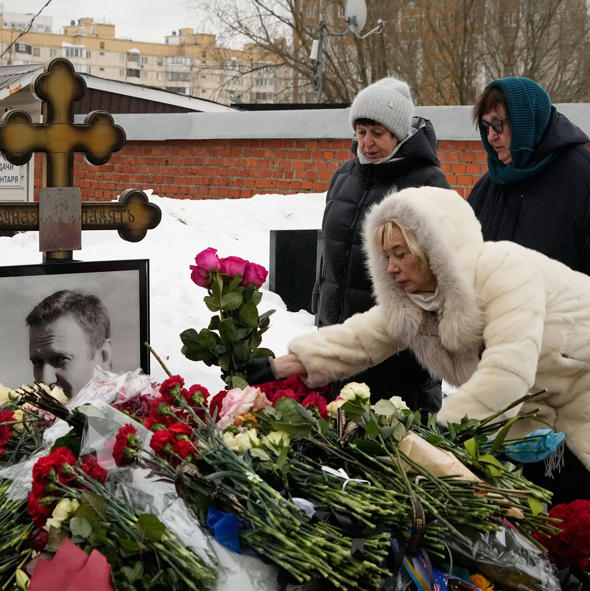 Angehörige des vor zwei Jahren im Straflager zu Tode gequälten Kremlgegners Alexej Nawalny haben am Grab des russischen Oppositionsführers Blumen niedergelegt. - Foto: Alexander Zemlianichenko/AP/dpa