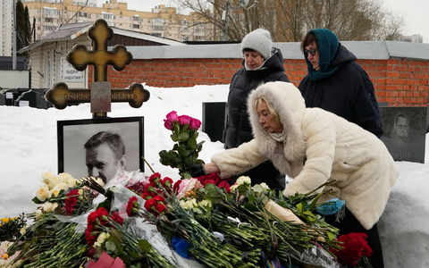 Angehörige des vor zwei Jahren im Straflager zu Tode gequälten Kremlgegners Alexej Nawalny haben am Grab des russischen Oppositionsführers Blumen niedergelegt. - Foto: Alexander Zemlianichenko/AP/dpa